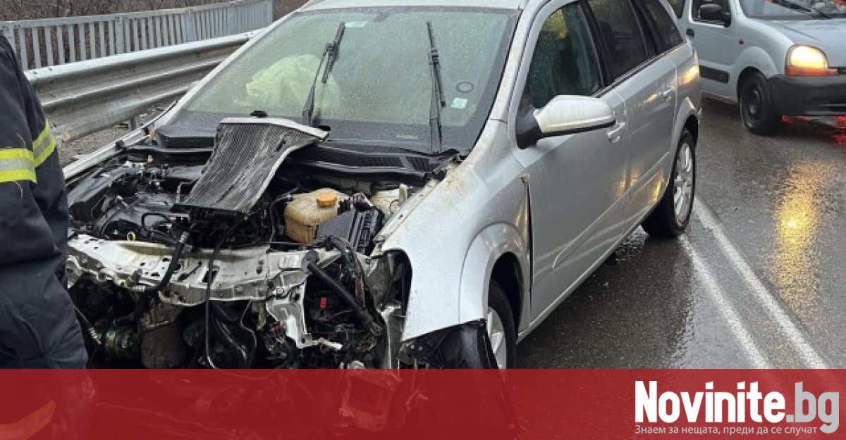Автомобил катастрофира челно в автобус край Черния кос в столицата