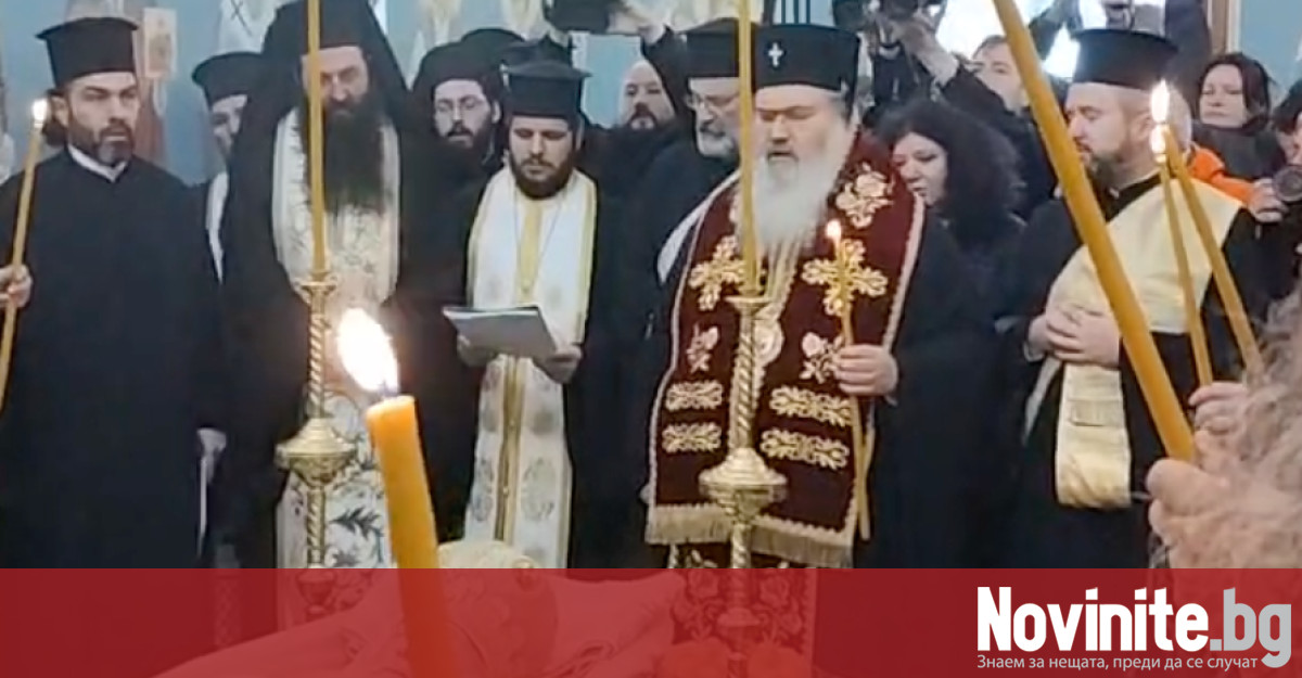 Поклонение пред тленните останки на Патриарх Неофит Поклонение е в църквата