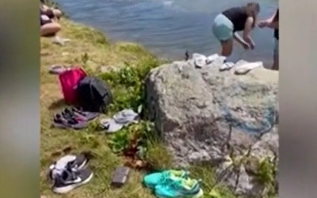 ВИДЕО Румънци нагло се къпят в Рилските езера, обиждат пазител на парка