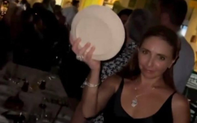 Купонджийка! Жената на Песков троши чинии в Гърция, вдигнаха я на "ура"