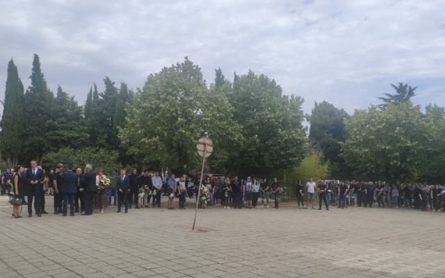 Стотици се сбогуваха със загиналите полицаи в Бургас (ОБЗОР)