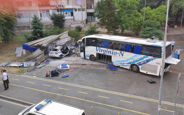 Задържаните за катастрофата в Бургас вече са петима, сред тях - двама българи