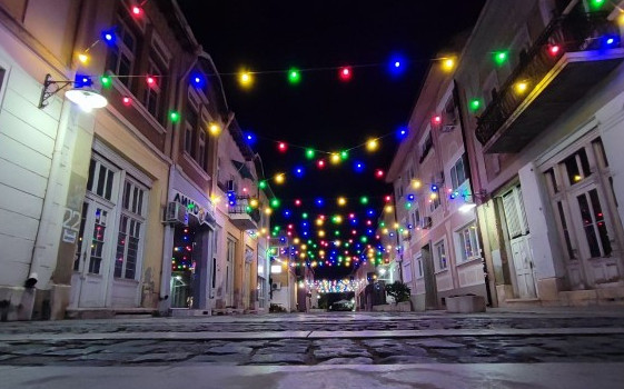 Улица във Враца - огряна от стотици светлини