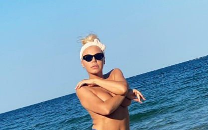 Певицата Камелия лъсна топлес на плажа СНИМКИ