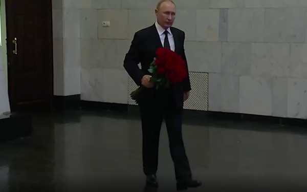 Путин се прости с Горбачов сам и с червени рози