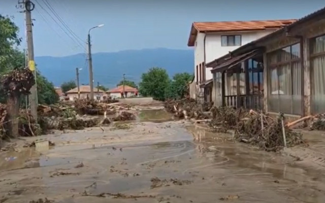 Пращат 150 войници да помагат в наводнените карловски села