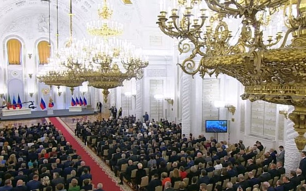 На пищна церемония Путин обяви разширяването на Русия
