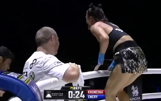 (ВИДЕО 18+) Боксьорка нокаутира съперничка и шокира всички като си показа циците