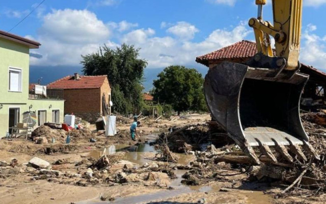 Под вода: Смразяващи кадри от разчистването на наводнените села