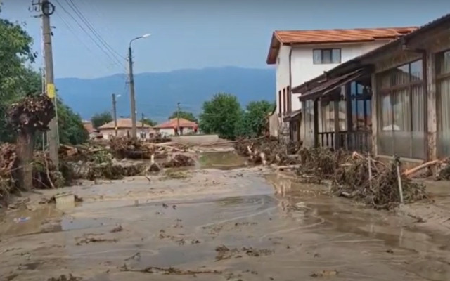 Напрежение в наводнените села в Карловско заради фургоните