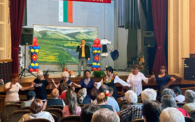 90-годишен на хорото на Валентин Велчев, кмет черпи със самодивска ракия