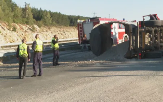 Километрично задръстване: Камион се обърна на магистрала "Струма"
