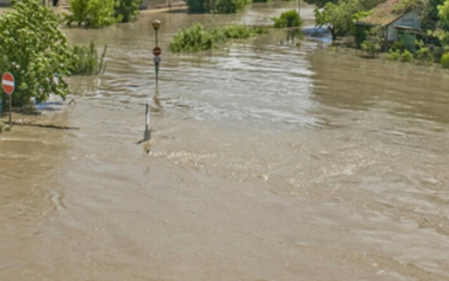 Поне 200 наводнени къщи в Карловско след потопа