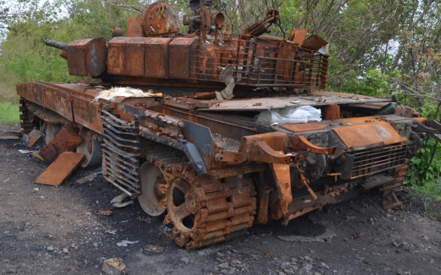 ВИДЕО Украинците показаха как руснаците бягат и оставят прогнили танкове и руини