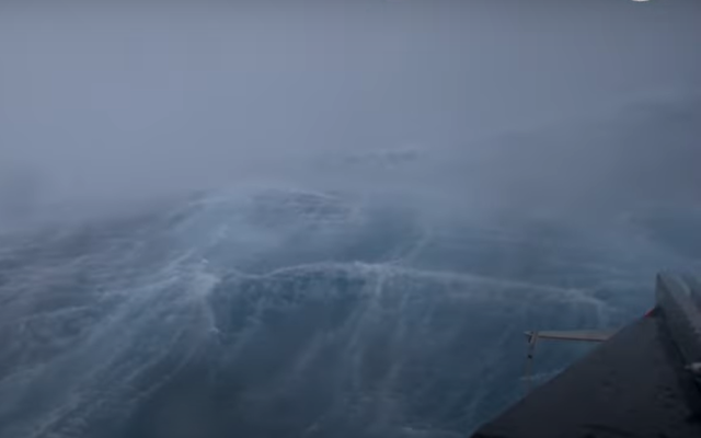 Дрон засне 15-метрови вълни, предизвикани от урагана "Фиона" (ВИДЕО