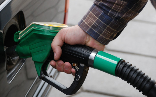 Експерт: Бензинът ще падне под 3 лева до края на септември