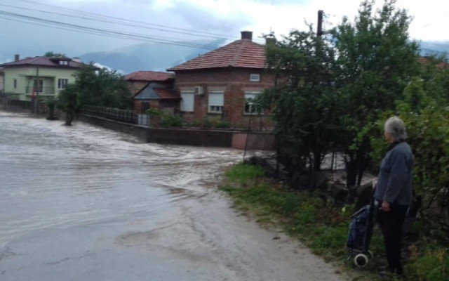 Трагична е ситуацията в Карловски села: евакуират хора заради наводненията