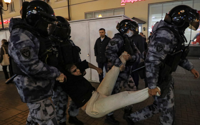 ВИДЕО Хиляди са задържани и бити в Русия, защото протестират срещу мобилизацията ВИДЕО