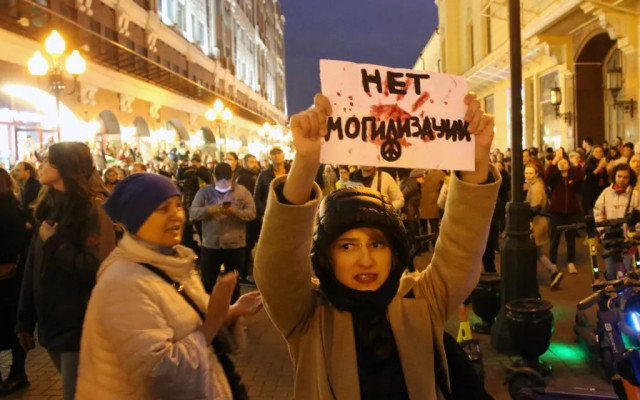 ВИДЕО Мобилизация по руски: Карат запасняците да искат дамски превръзки! Боищата са масови и зверски