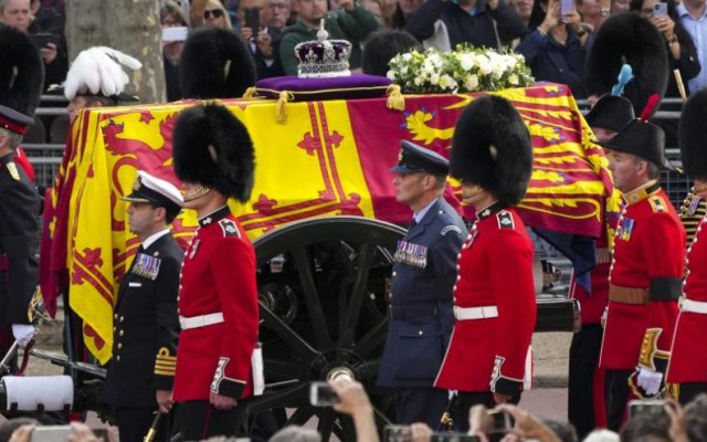 Опашка от чакащи: Хиляди хора отдават почит на Кралица Елизабет Втора