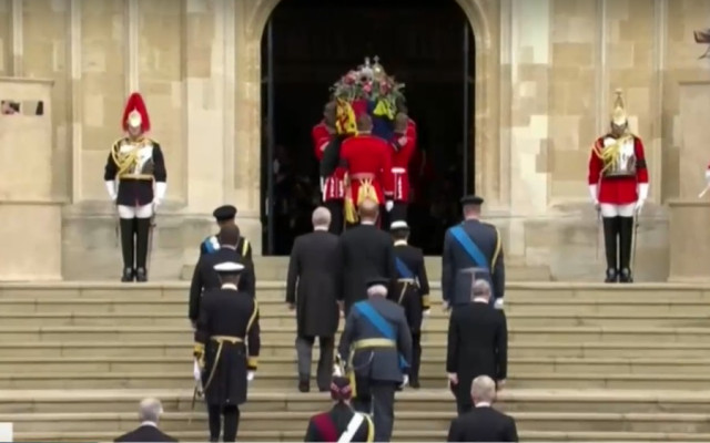 Любопитните факти от погребението на Елизабет II: паяк върху ковчега, корона, счупена палка
