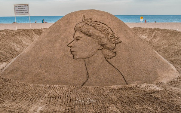 Елизабет Втора цъфна на плажа в Бургас и настана лют скандал