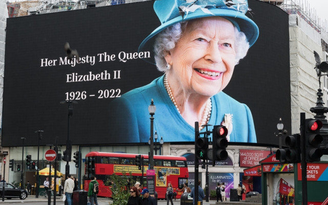 НА ЖИВО Сбогуването с кралицата: Брожения сред световни лидери заради качване на рейс