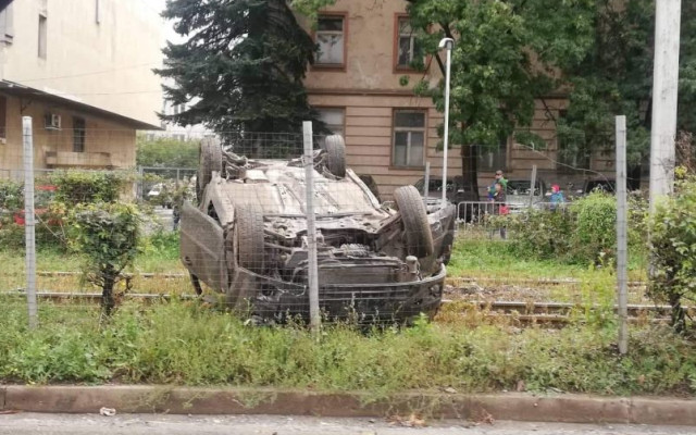 Полицаи катастрофираха в София, в колата им е имало дете