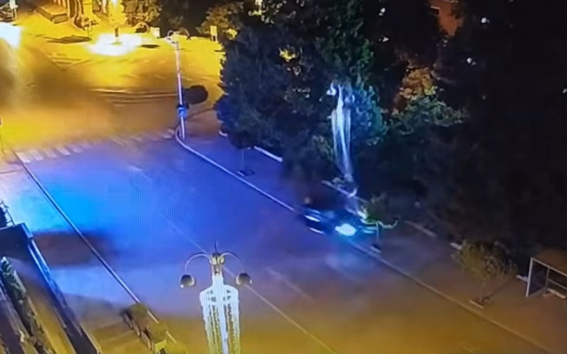 ВИДЕО 20-г. полицейски син със свирепа автокаскада - отнесе спирка и дървета в Търново