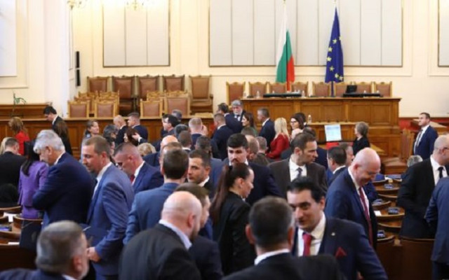 Депутатите гласуваха единодушно 7 заместници на Рашидов в НС