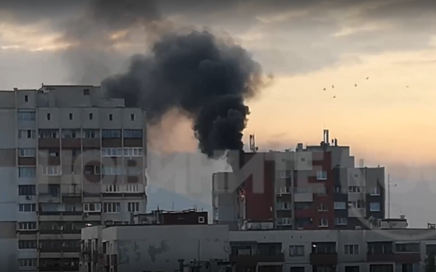 Пламнаха две коли и последният етаж на блок в София (ВИДЕО)