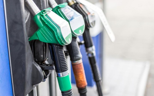 Цените на петрола спадат, ще ги последват ли и горивата?