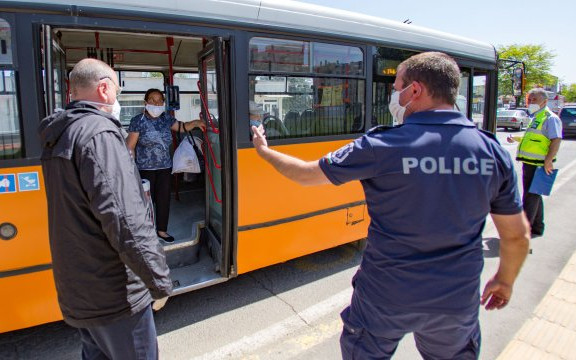 Две жени бият и псуват пътниците в автобус в София, задържаха ги за 72 ч.
