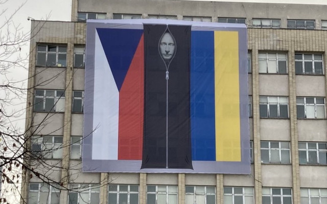 Чешкото МВР окачи на фасадата си плакат на Путин като труп