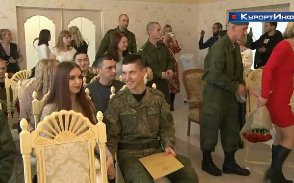 43-ма мобилизирани се ожениха на масова сватба в Русия ВИДЕО