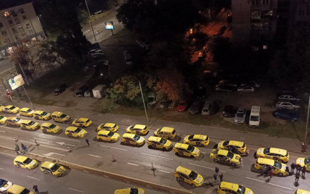 След нощ на блокади заради убития колега: Такситата готвят масов протестст