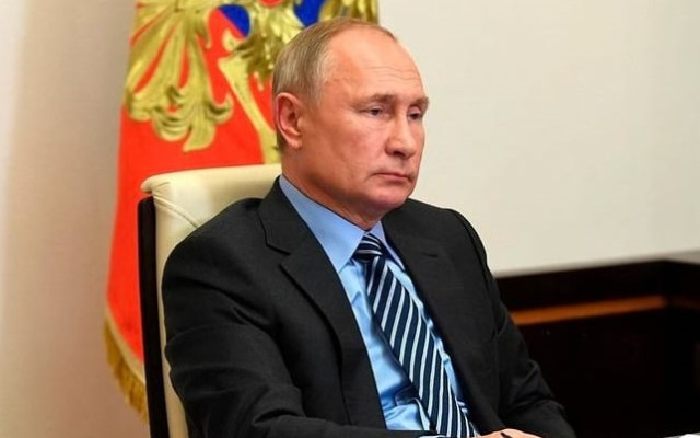 Странен белег на ръката на Путин взриви от догадки мрежата