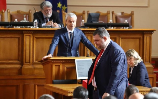Драмата не закъсня: Депутати напуснаха залата при речта на Костадинов