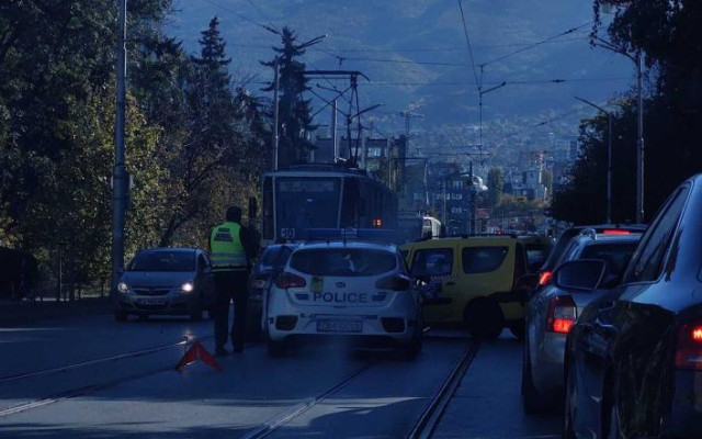 Нов кошмар на „Черни връх“: Две коли се помляха на трамвайните релси, има пострадал (СНИМКИ)