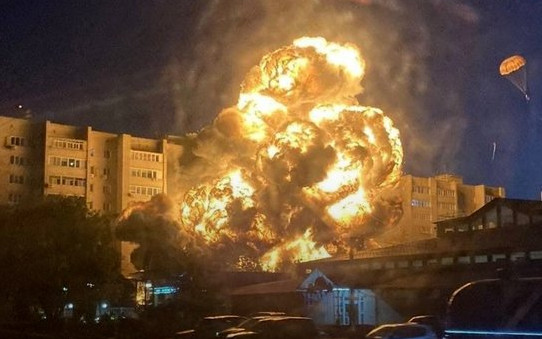 ВИДЕО Самолет за 1 млрд. долара, натъпкан с боеприпаси, се разби в жилищен комплекс в Русия на ул. "Комунистическая"