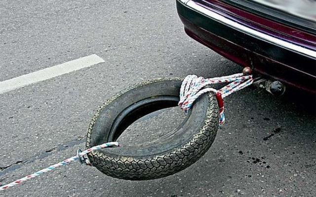 Ето защо опитни шофьори закачат стара гума на въжето за теглене, при нужда на пътя
