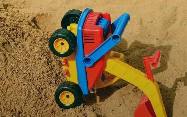 Комично: Двама мъже с кофа и лопатка откраднаха пясък от детски пясъчник