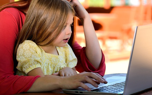 Учени: Децата до 5-6-годишна възраст не трябва да стоят пред екран