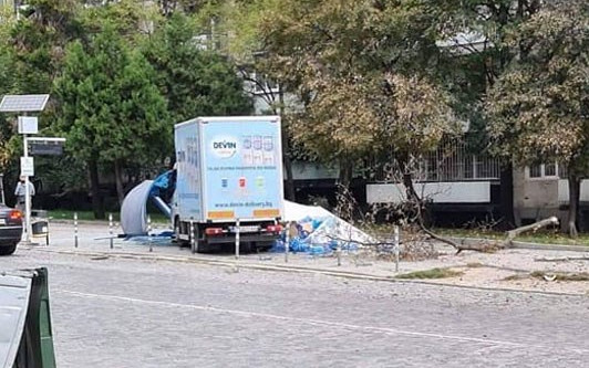 Момиче на 19 е жертвата след врязването на камион в спирка, шофьорът е в Пирогов