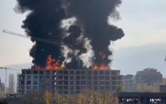 Огромен пожар на строеж в квартал "Малинова долина" в София