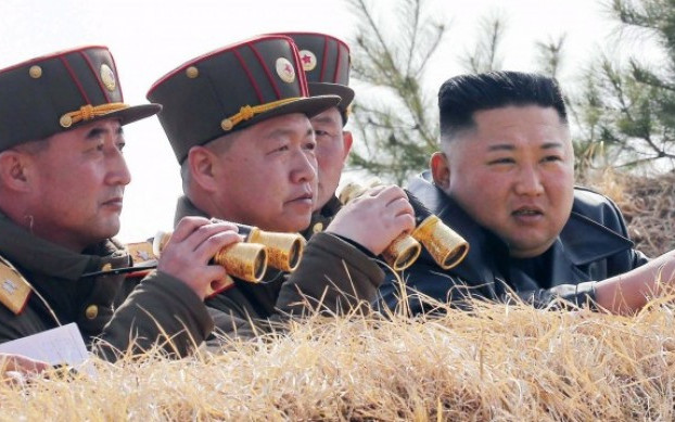 Ким Чен Ун изстреля поне 10 ракети, едната падна в южнокорейски води