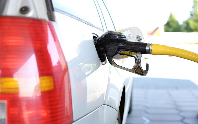 Под 3 лв. за литър: Цените на горивата падат преди празниците