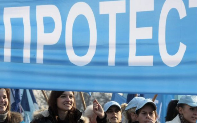 КНСБ посреща депутатите с протест