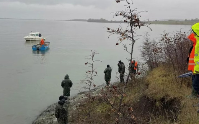 Продължава издирването на двамата рибари, изчезнали в езерото Мандра