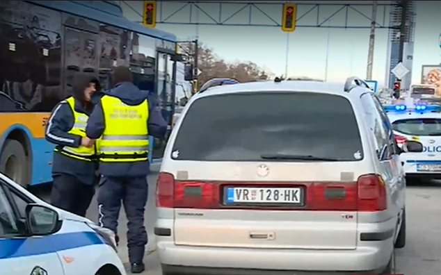 16 в 1: Нелегални мигранти, натъпкани в микробус, хванати на "Цариградско" в София